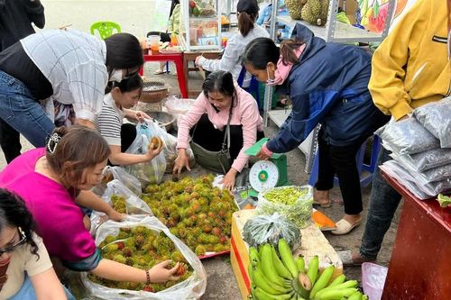 Giá xăng dầu, nguyên liệu tăng cao, doanh nghiệp xoay xở giữ giá bán