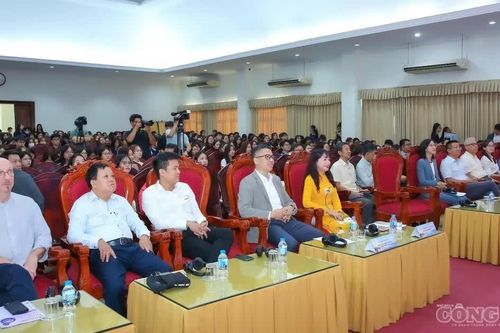 Khoảng cách số trong kỷ nguyên AI: Làm thế nào để không ai bị bỏ lại phía sau?