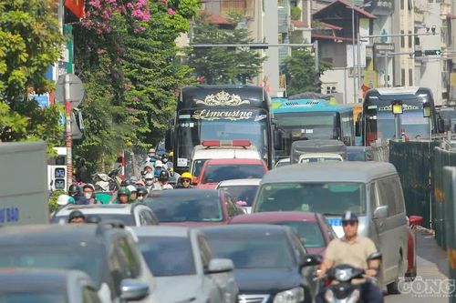 Hà Nội điều chỉnh giao thông phục vụ thi công cầu Tứ Liên, nhiều tuyến đường ùn ứ
