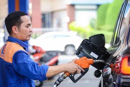 Yêu cầu trình Chính phủ dự thảo Nghị định thay thế Nghị định 83 về kinh doanh xăng dầu trước 10/11