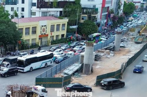 Dòng xe nhích chậm ngày đầu phân luồng thi công cầu Tứ Liên