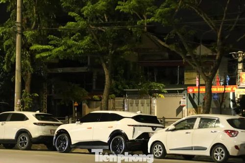 Ô tô tiền tỷ nằm vỉa hè qua đêm, cư dân chung cư nơm nớp lo mất trộm