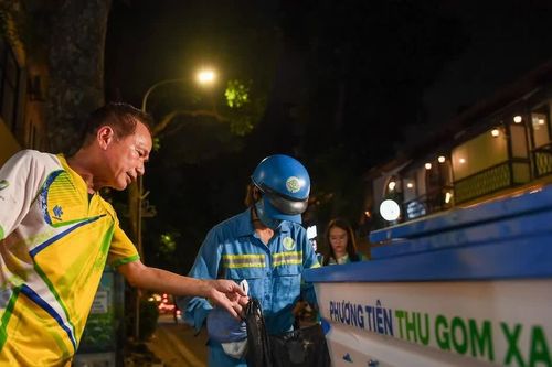 Hà Nội lý giải nghịch lý thu gom rác: Rác phường này 'dạt' sang phường khác