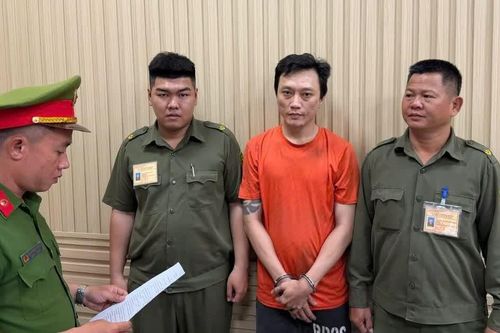 Khởi tố đối tượng hùng hổ chặn đường ô tô tải dùng gậy đập kính