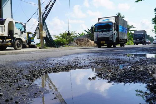 Quốc lộ 80 qua An Giang dày đặc 'ổ gà'
