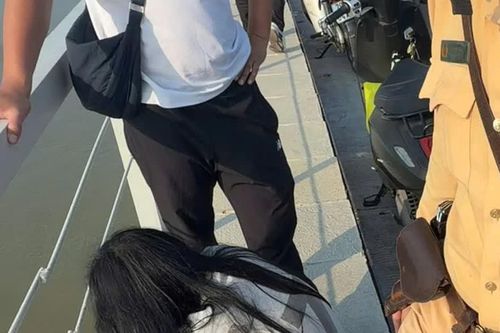 CSGT Hà Nội kịp thời can ngăn cô gái có ý định nhảy cầu Long Biên