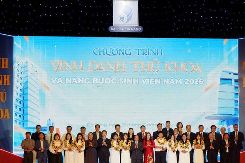 Đại học Đà Nẵng vinh danh thủ khoa, trao học bổng nâng bước sinh viên