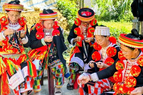 Miệt mài giữ nghề thêu, dệt truyền thống của người Dao Đỏ Thái Nguyên