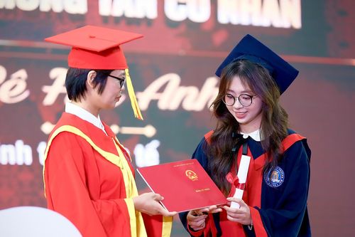 Tỷ lệ sinh viên tốt nghiệp giỏi, xuất sắc tăng cao, nhà trường liệu có 'vô can'?