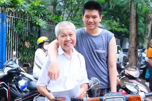 Nam sinh từng được bố 80 tuổi đưa đi thi lớp 10 thành thủ khoa học sinh giỏi Hà Nội