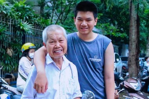 Nam sinh từng được bố 80 tuổi đưa đi thi lớp 10 thành thủ khoa học sinh giỏi Hà Nội