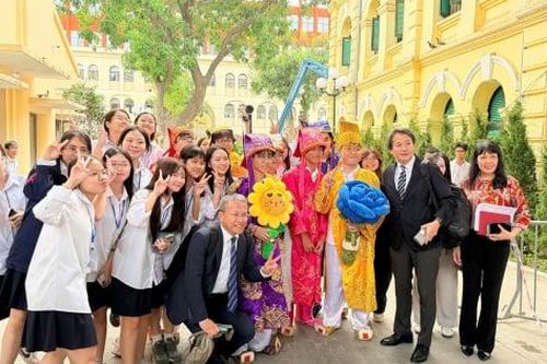 Bảy nam sinh THPT Việt Đức hóa 'Táo quân', mang niềm vui đến lớp học