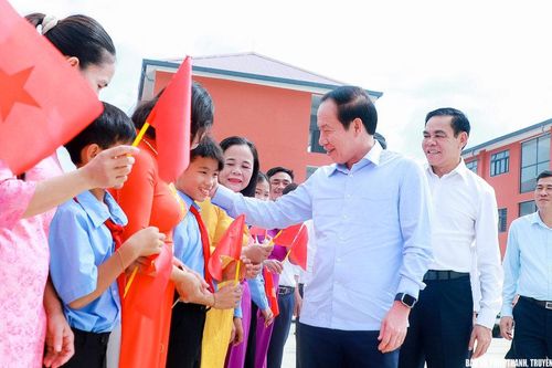 Phó Thủ tướng Lê Tiến Châu: Xây dựng trường nội trú vùng biên thành ngôi trường hạnh phúc