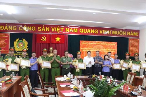 Khen thưởng thành tích triệt phá đường dây ma túy liên tỉnh, bắt giữ 151 đối tượng