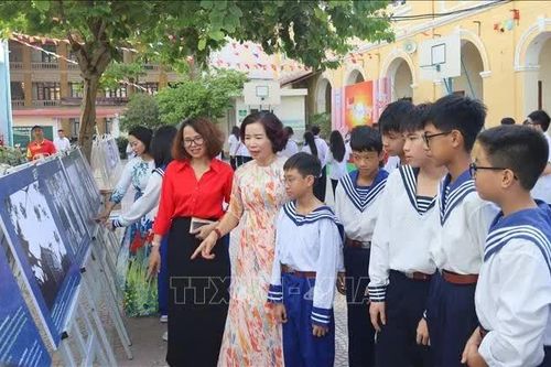 Giới thiệu lịch sử 'Đường Hồ Chí Minh trên biển - Dấu ấn Bến K15' đến học sinh