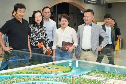 Cổ phiếu Novaland: Vợ nhà sáng lập muốn hạ sở hữu, cổ đông lớn tranh thủ gom thêm