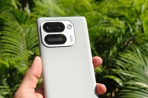 Smartphone 2 màn hình, pin 6.000mAh, độ bền quân đội, giá gần 7 triệu đồng