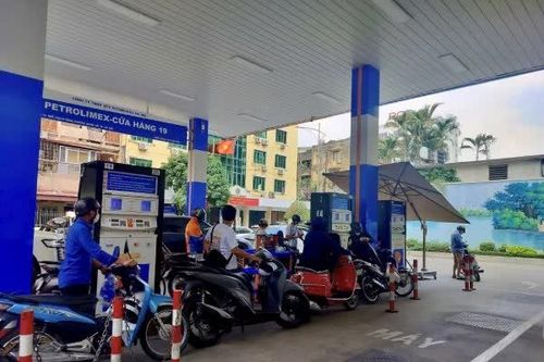 Giá xăng giảm hơn 1.800 đồng/lít