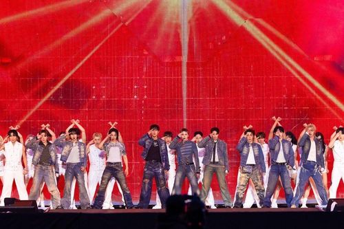 SEVENTEEN dẫn đầu bảng xếp hạng lưu diễn châu Á, thu về gần 97,4 triệu USD