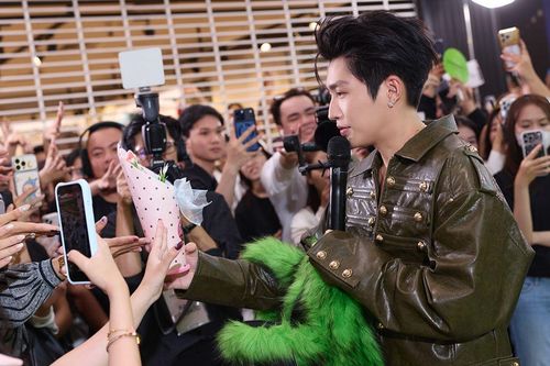 Cody Nam Võ có hành động tinh tế dành cho fan nữ gây 'dậy sóng'