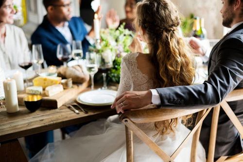 Gia đình đi 2 tiếng đến dự đám cưới, cô dâu vừa gặp đã nói một câu khiến cả nhà bỏ về