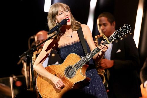 Taylor Swift xúc động khi lần đầu biểu diễn cùng ban nhạc sau gần 2 năm