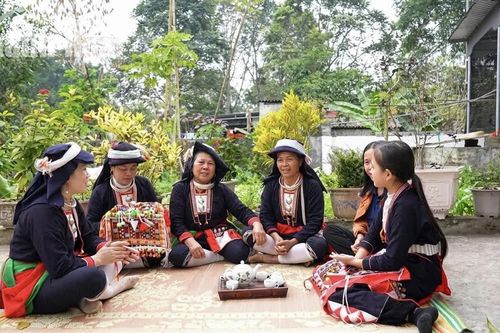 Những đóa hoa vùng cao lan tỏa sắc màu văn hóa dân tộc