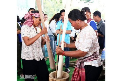 Ô Lâm tổ chức hội thi giã cốm dẹp, lan tỏa văn hóa Khmer