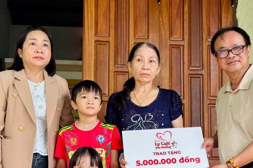 Trao 28 triệu đồng hỗ trợ gia đình khó khăn tại xã Trà My
