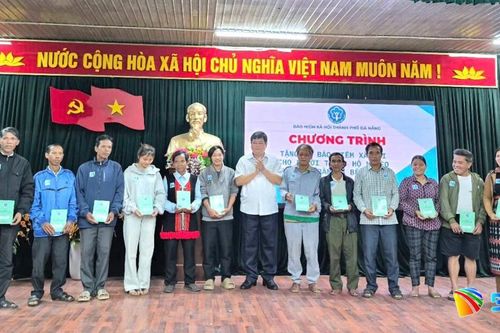 Tặng 100 sổ bảo hiểm xã hội tự nguyện cho người dân xã Bến Giằng