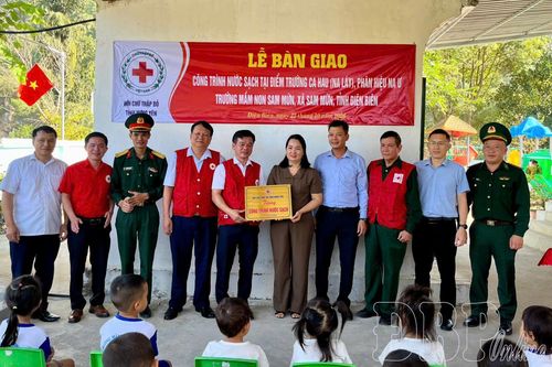Gần 280 triệu đồng hỗ trợ học sinh, hộ khó khăn tại xã Sam Mứn