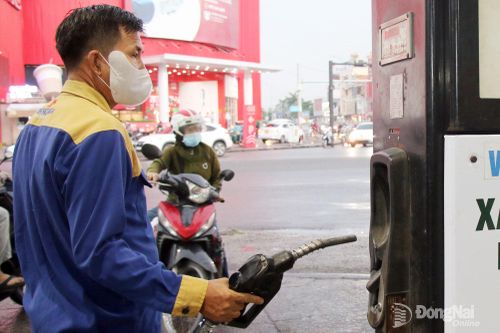 Giá xăng tiếp tục giảm, giá dầu tăng