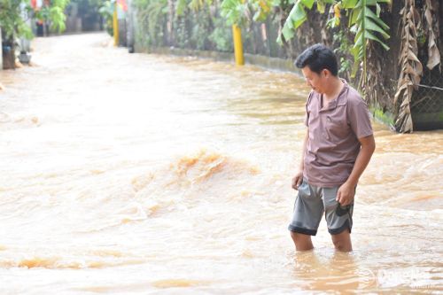 Nước sông Buông dâng cao, khu dân cư tại phường Phước Tân lại bị ngập