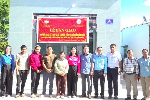 Bàn giao 2 căn nhà Đại đoàn kết cho các hộ có hoàn cảnh khó khăn ở xã Khánh Vĩnh