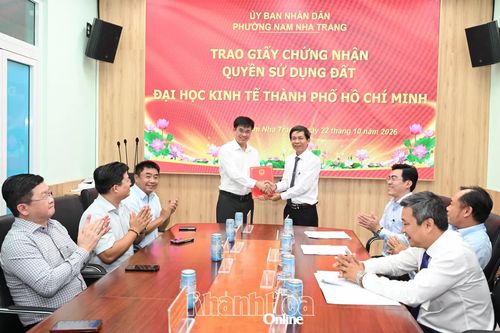 Phường Nam Nha Trang trao giấy chứng nhận quyền sử dụng đất cho Đại học Kinh tế TP. Hồ Chí Minh