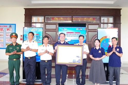 Lữ đoàn 957 tiếp nhận trang thiết bị từ chương trình “Chợ Lớn kết nối nghĩa tình biển đảo”