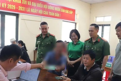 Phường Lào Cai giải ngân khoản vay đầu tiên cho 1 trường hợp sau cai nghiện ma túy