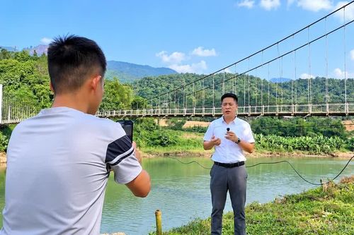 Khi lãnh đạo xã tập làm truyền thông