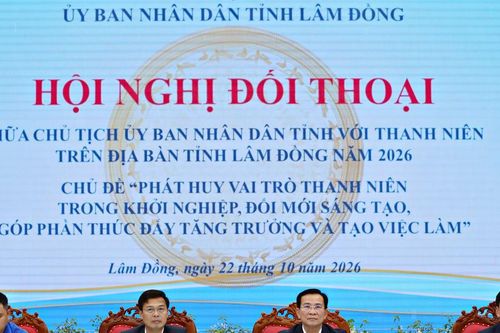Chủ tịch UBND tỉnh Lâm Đồng Hồ Văn Mười đối thoại với thanh niên