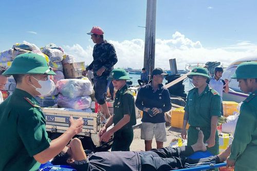 Bộ đội Biên phòng Lâm Đồng hỗ trợ thuyền viên bị tai nạn vào bờ điều trị