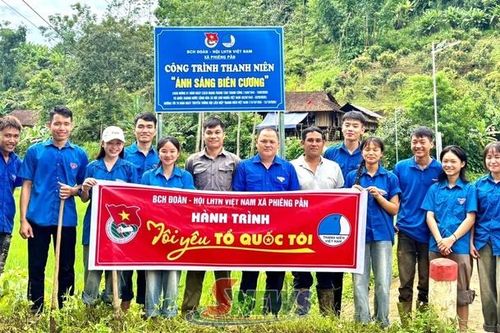 Tuổi trẻ xung kích thắp sáng đường quê vùng biên giới