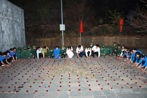 Lễ thắp nến tri ân các Anh hùng Thanh niên xung phong tại xã Đồng Văn