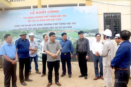 Phó Chủ tịch UBND tỉnh Hoàng Gia Long kiểm tra tiến độ xây dựng Dự án Trường PTNT liên cấp xã Sà Phìn và xã Đồng Văn