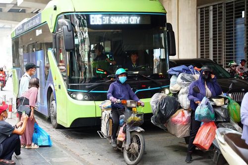 Một giây bất cẩn, hiểm họa khó lường trên đường phố