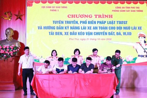 Phú Thọ: Hướng dẫn kỹ năng lái xe an toàn cho hơn 100 tài xế xe tải, xe đầu kéo