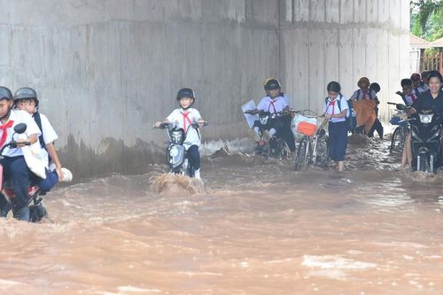 Người dân ven sông Buông lại khốn khổ vì 6 tuần hứng 6 trận ngập