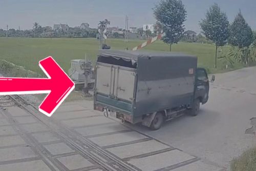 Bắc Ninh: Phạt nặng tài xế ô tô vượt đèn đỏ, làm hỏng gác chắn tàu