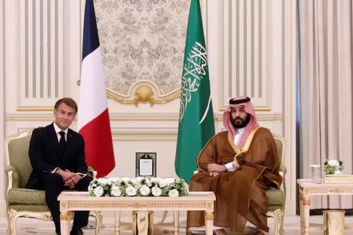 Tổng thống Pháp bất ngờ đến thăm Arab Saudi