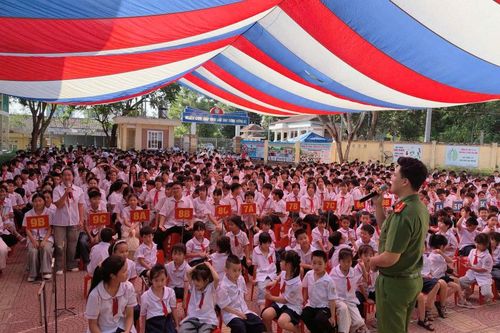 Công an phường Nùng Trí Cao tuyên truyền pháp luật cho hơn 900 giáo viên, học sinh