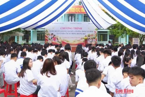 Tuyên truyền, giáo dục đạo đức và văn hóa ứng xử cho 800 giáo viên, học sinh Trường THPT Bế Văn Đàn